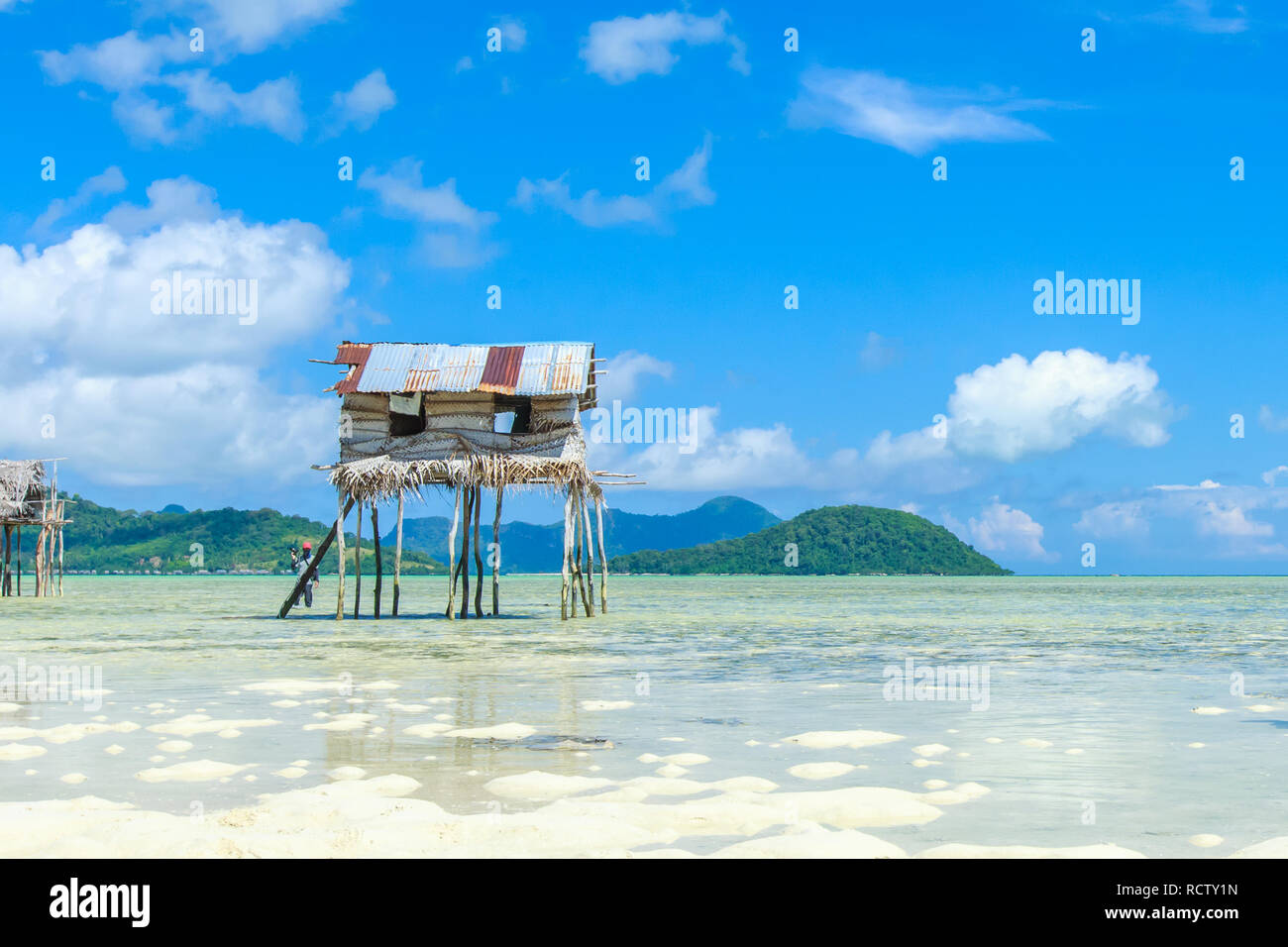 Splendidi paesaggi vista mare borneo gypsy acqua villaggio in Isola Maiga, Semporna Sabah, Malesia. Foto Stock