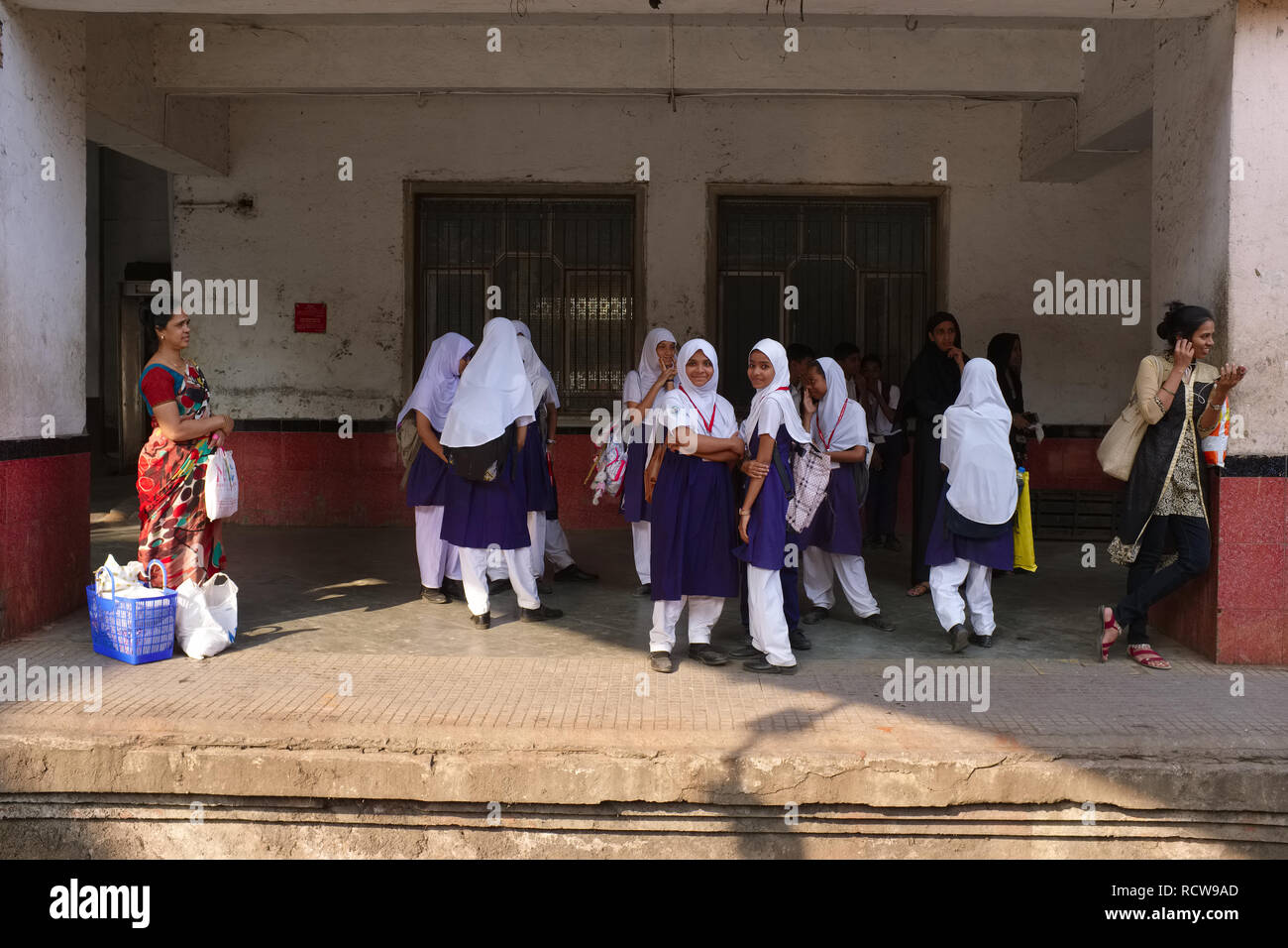 Studentesse di una scuola musulmana a Mumbai, in India, in attesa del loro treno al Chhatrapati Shivaji Maharaj Terminus, la stazione ferroviaria più trafficata della città Foto Stock