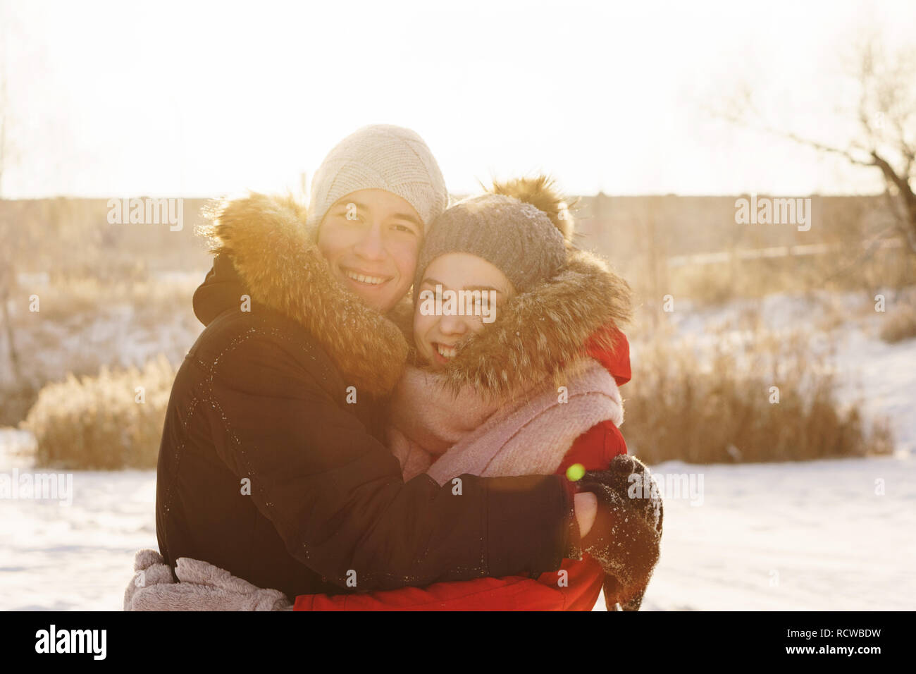 Contentissimo adolescenti in data d'inverno. Ragazzo e ragazza abbracciarsi e sorriso. La gioia di stare insieme. Primo amore. Concetto per il giorno di San Valentino. Foto Stock