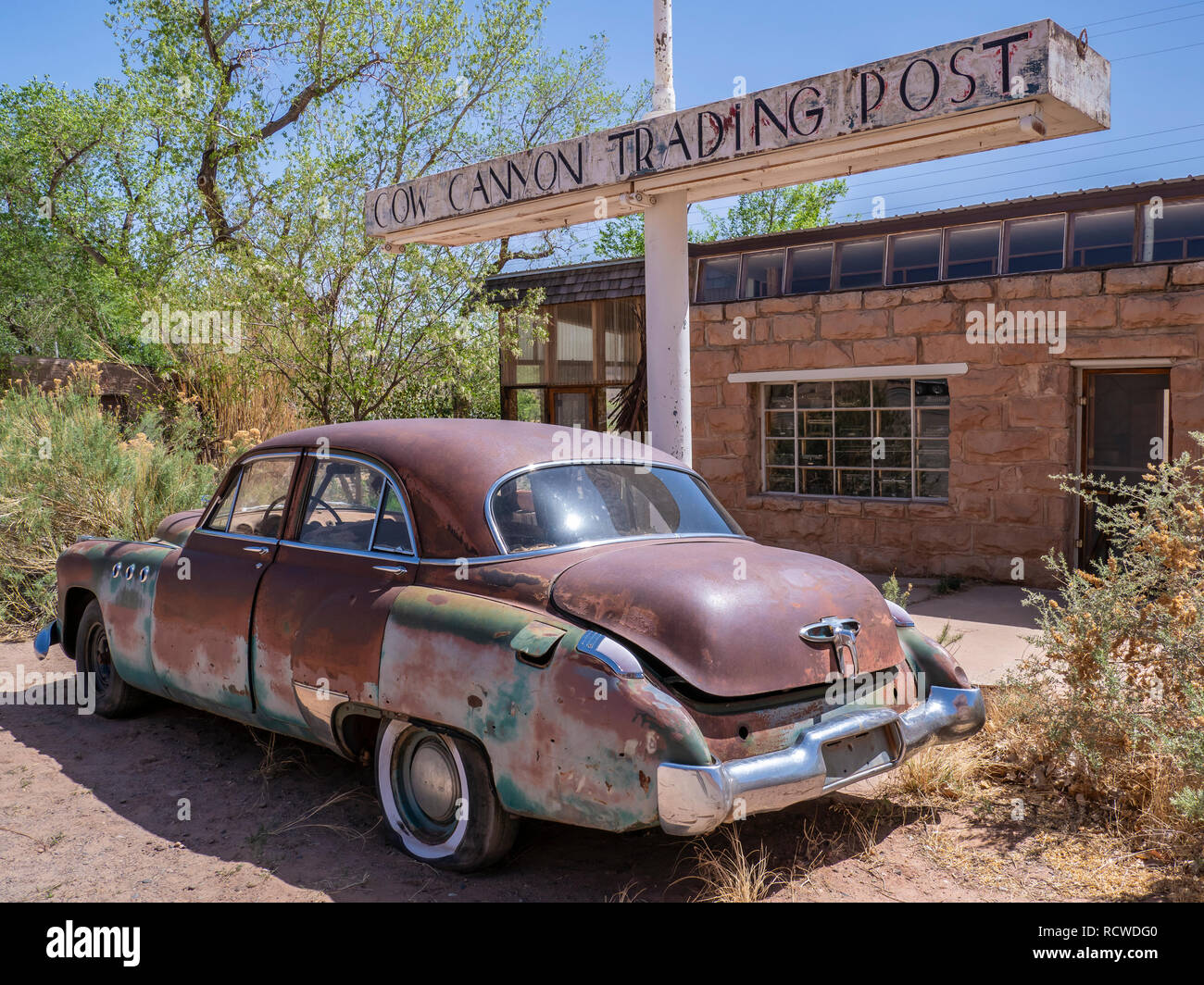 1949 Buick otto, Cow Canyon Trading Post, Bluff, Utah. Foto Stock