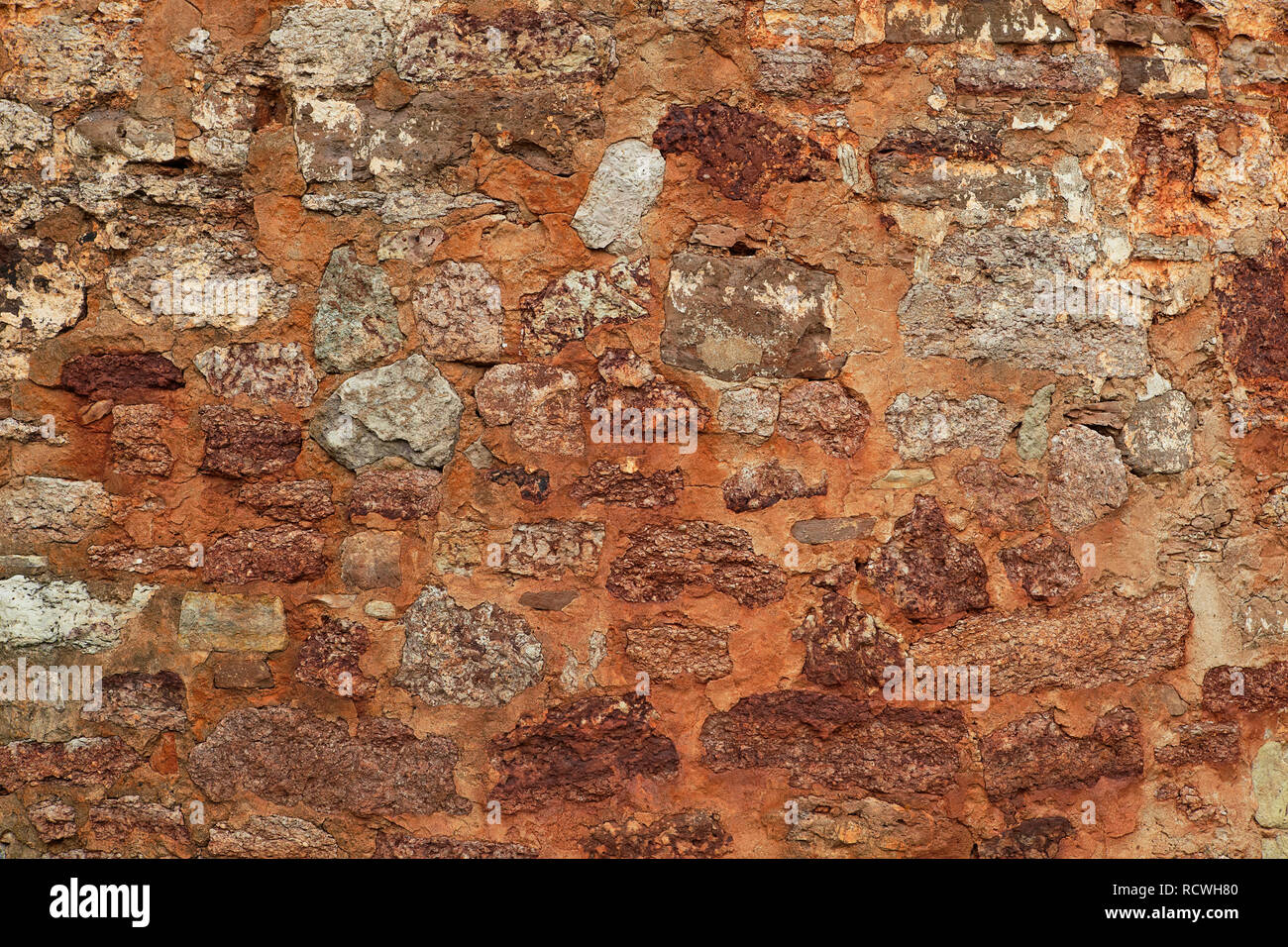 Patch di immagine di originale muro del 14 secolo con mattoni di shell rocce, texture di sfondo close up Foto Stock