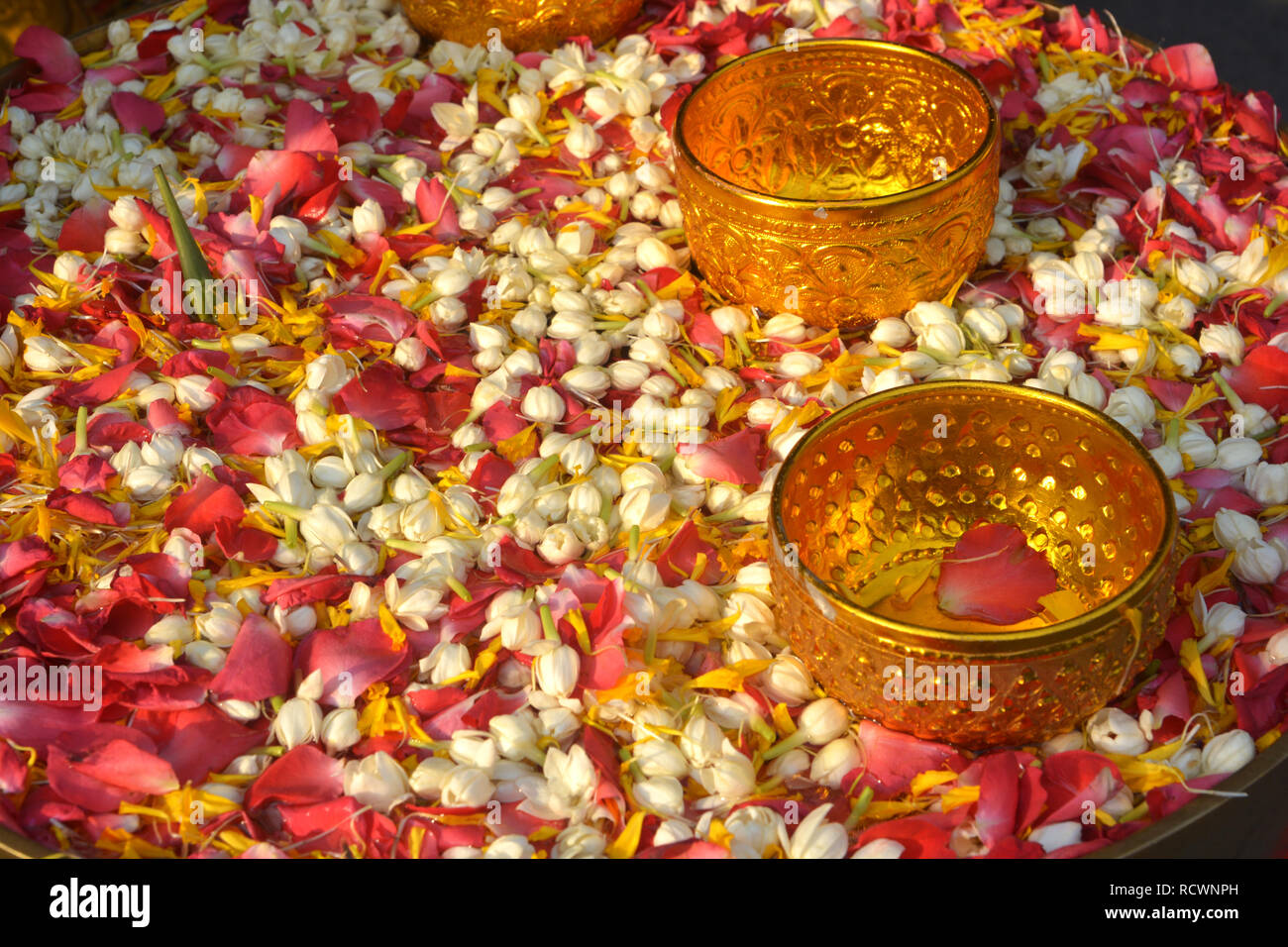 L'acqua nel recipiente mescolato con profumo e fiori, Songkran festival in Thailandia. Foto Stock