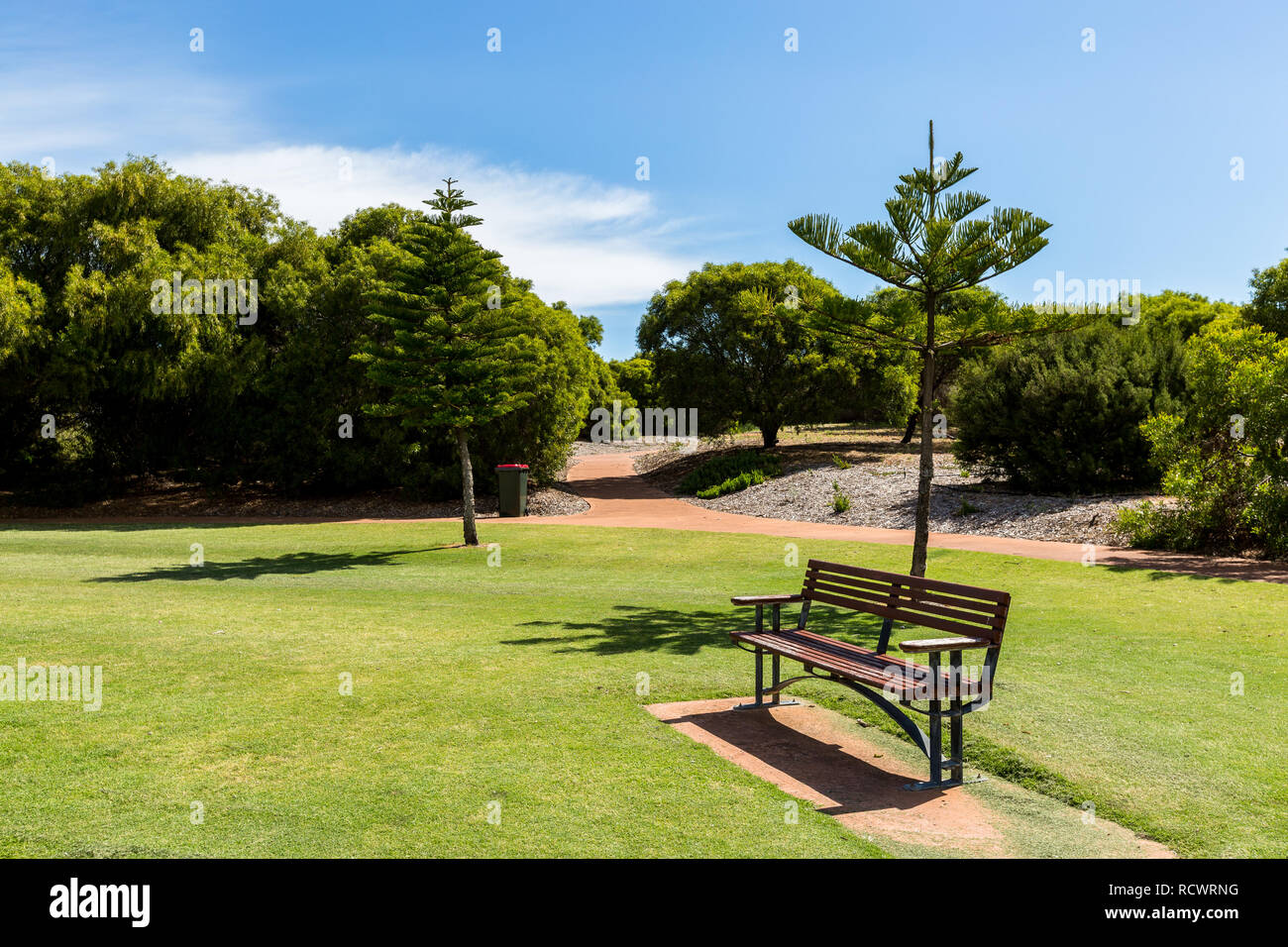 Svuotare una panchina nel parco in locale parco suburbano sulla splendida giornata di primavera in Dalyellup Australia Occidentale Foto Stock