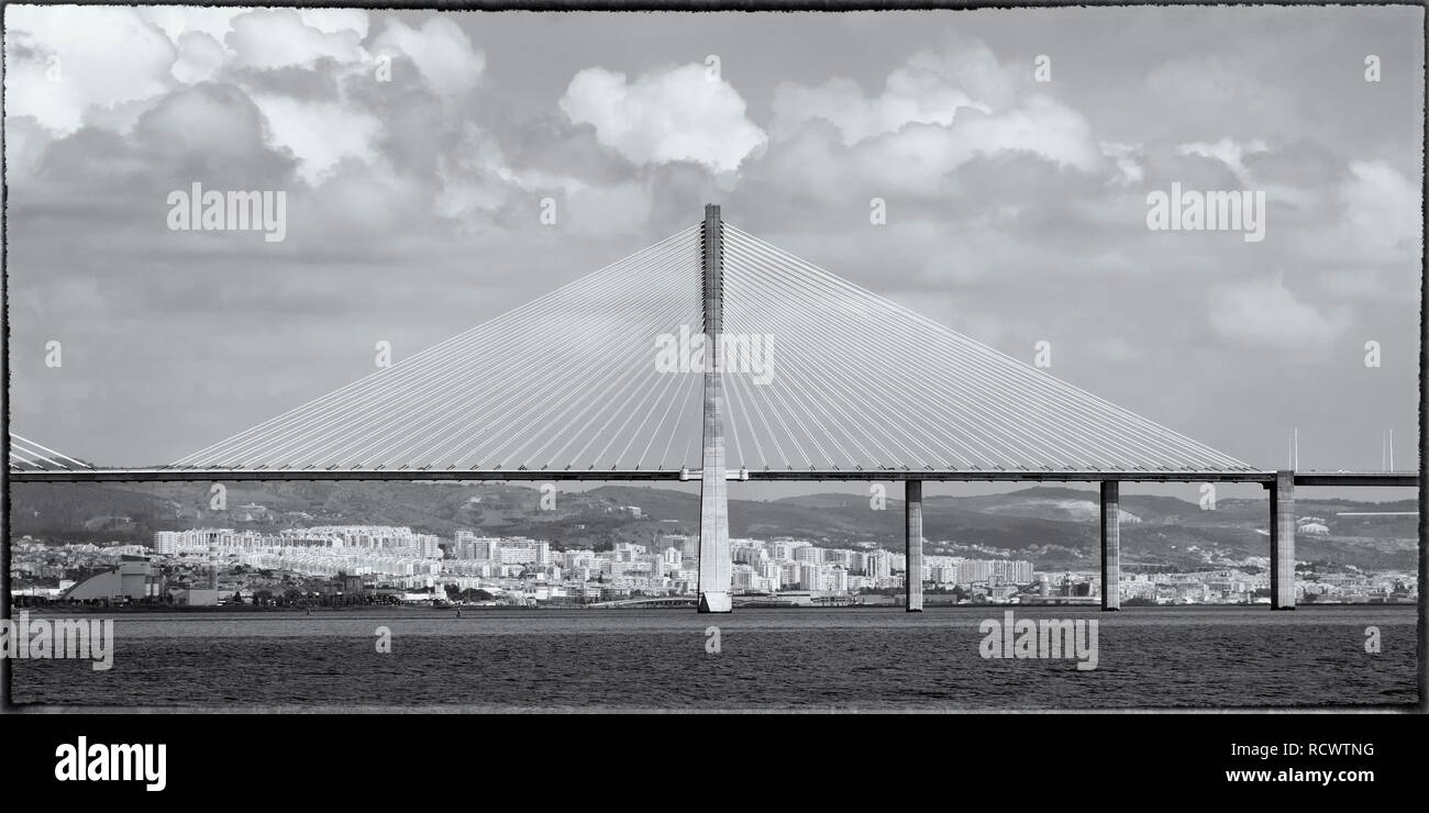 Dal ponte Vasco da Gama sul fiume Tago, Parque das Naçoes, Parco delle nazioni, Lisbona, Portogallo, Europa Foto Stock