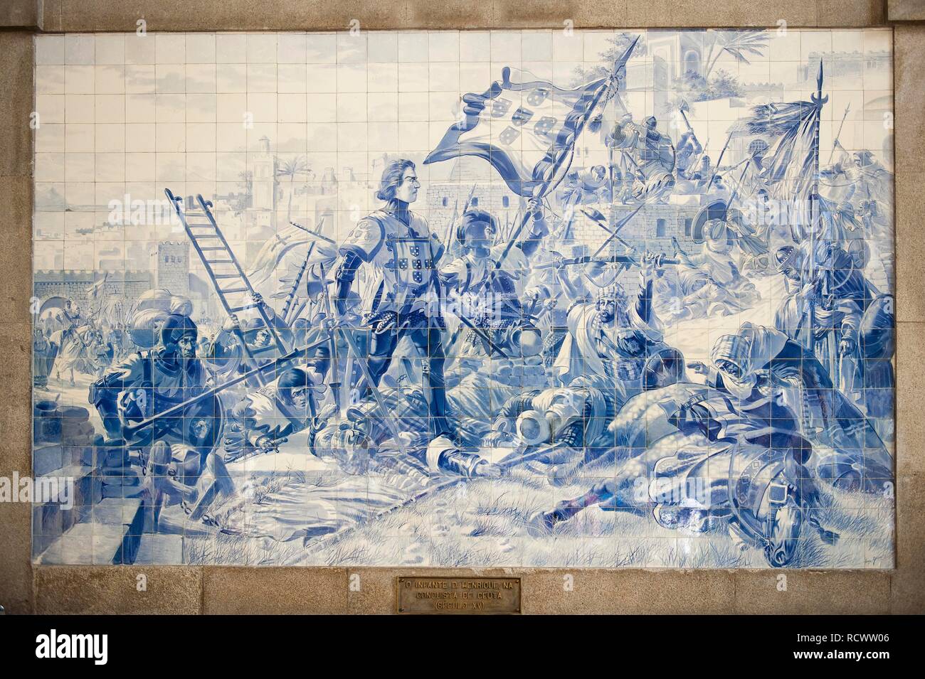 Azulejos che rappresentano la conquista di Ceuta nel XV secolo da Infante Dom Henrique, alla Stazione Ferroviaria di Sao Bento, Porto, Portogallo Foto Stock
