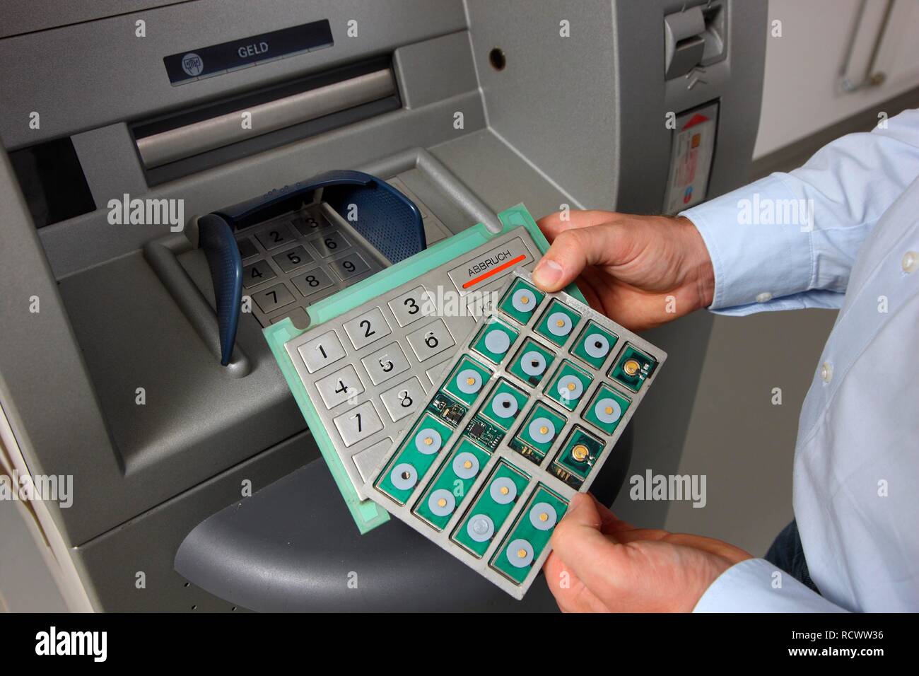 Sequestrate attrezzature per lo skimming, manomissione con bancomat, fake tastiera, presentato in una conferenza stampa sulla criminalità informatica della polizia Foto Stock