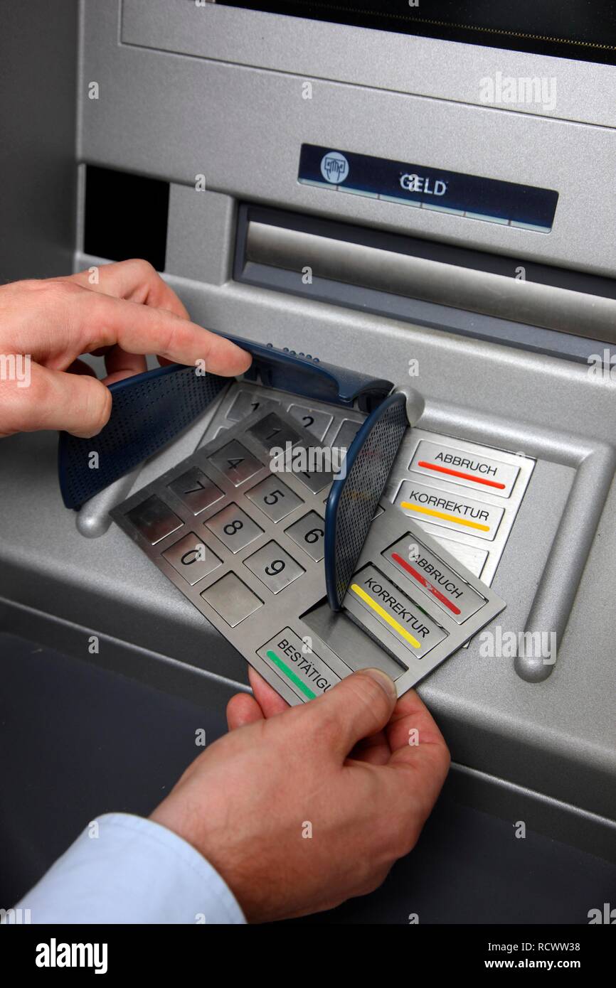 Sequestrate attrezzature per lo skimming, manomissione con bancomat, fake tastiera, presentato in una conferenza stampa sulla criminalità informatica della polizia Foto Stock