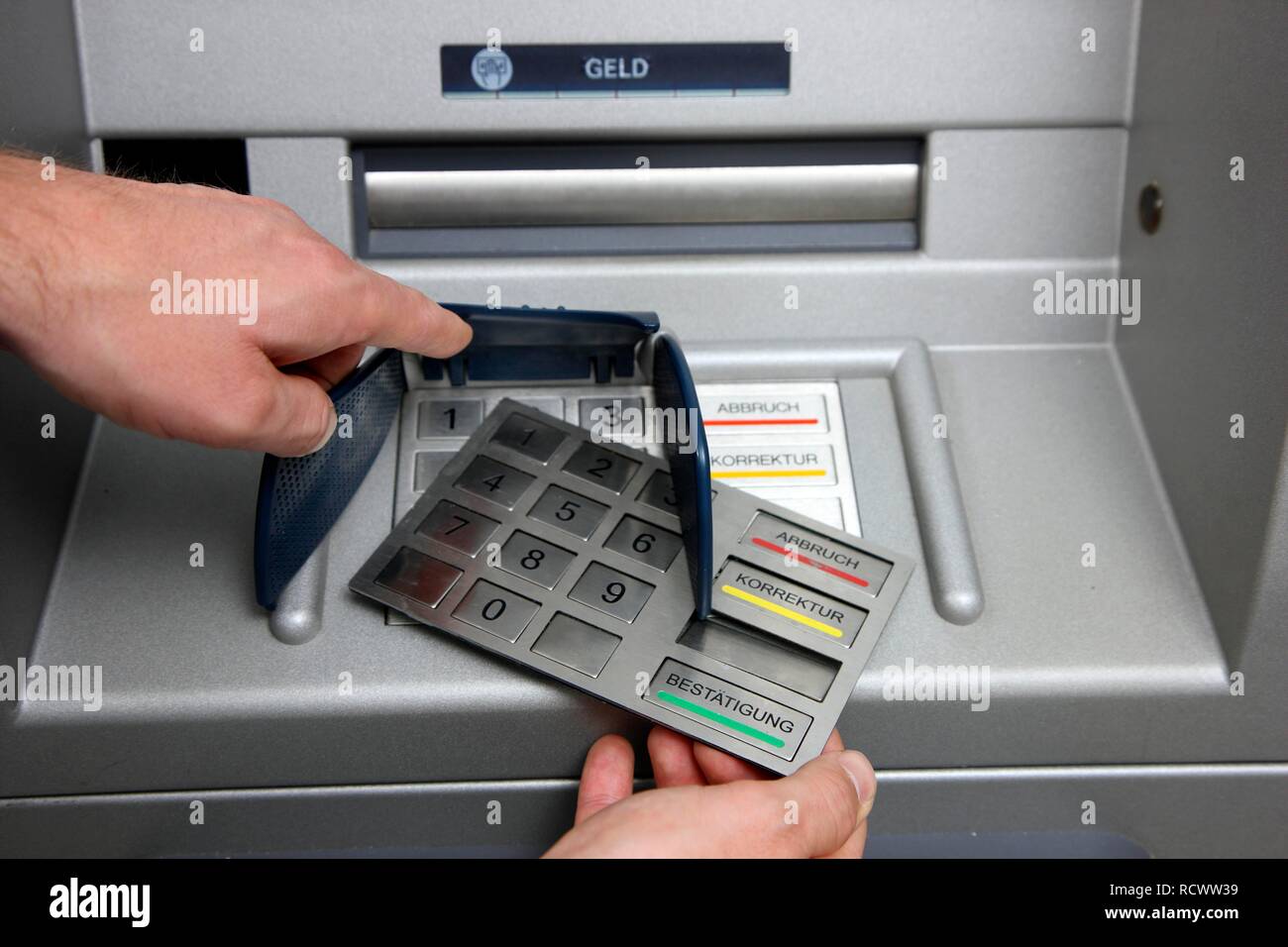 Sequestrate attrezzature per lo skimming, manomissione con bancomat, fake tastiera, presentato in una conferenza stampa sulla criminalità informatica della polizia Foto Stock