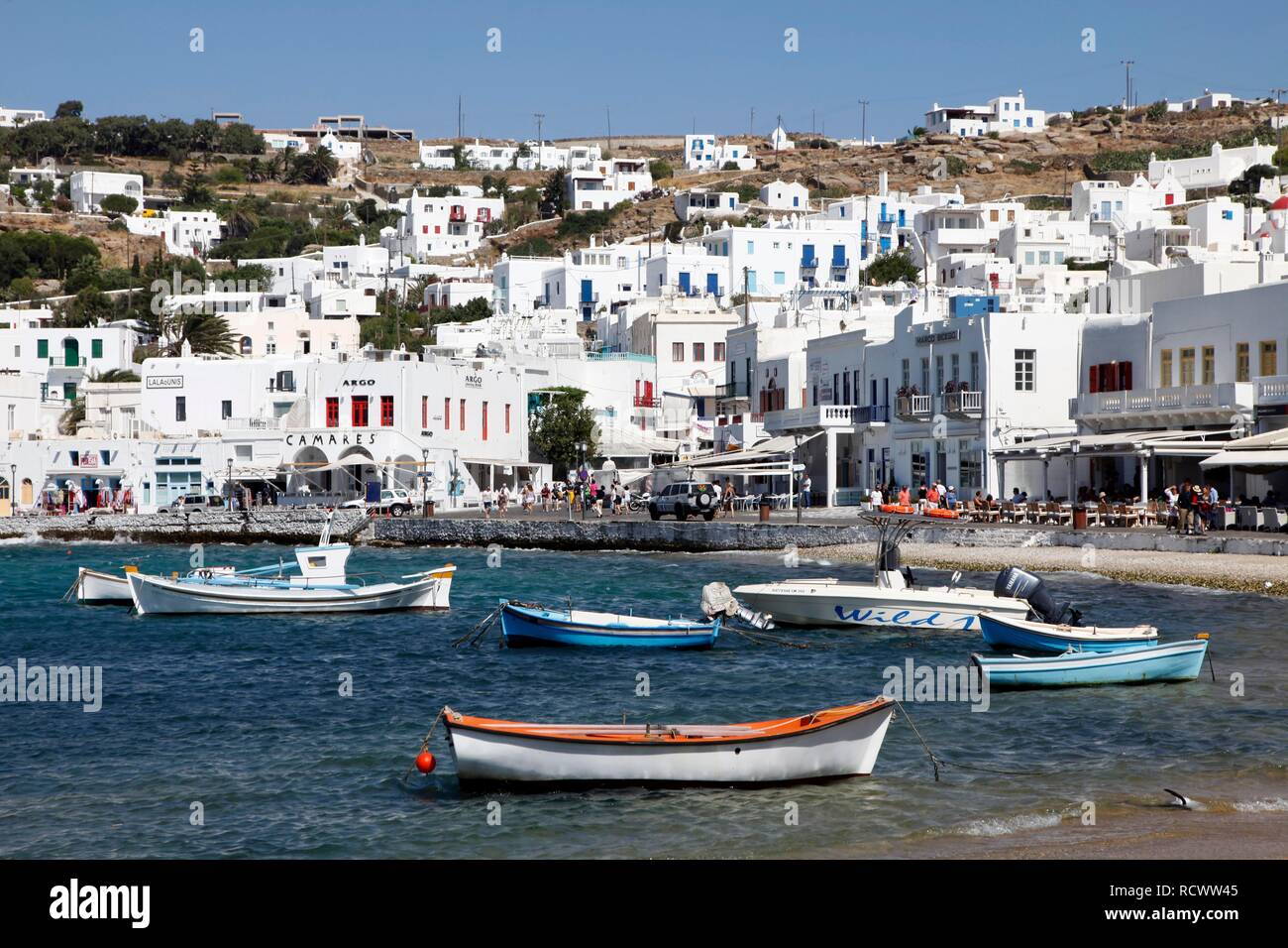 Barche nella baia di Mykonos, Porto, Old Town, Mykonos, Grecia, Europa Foto Stock