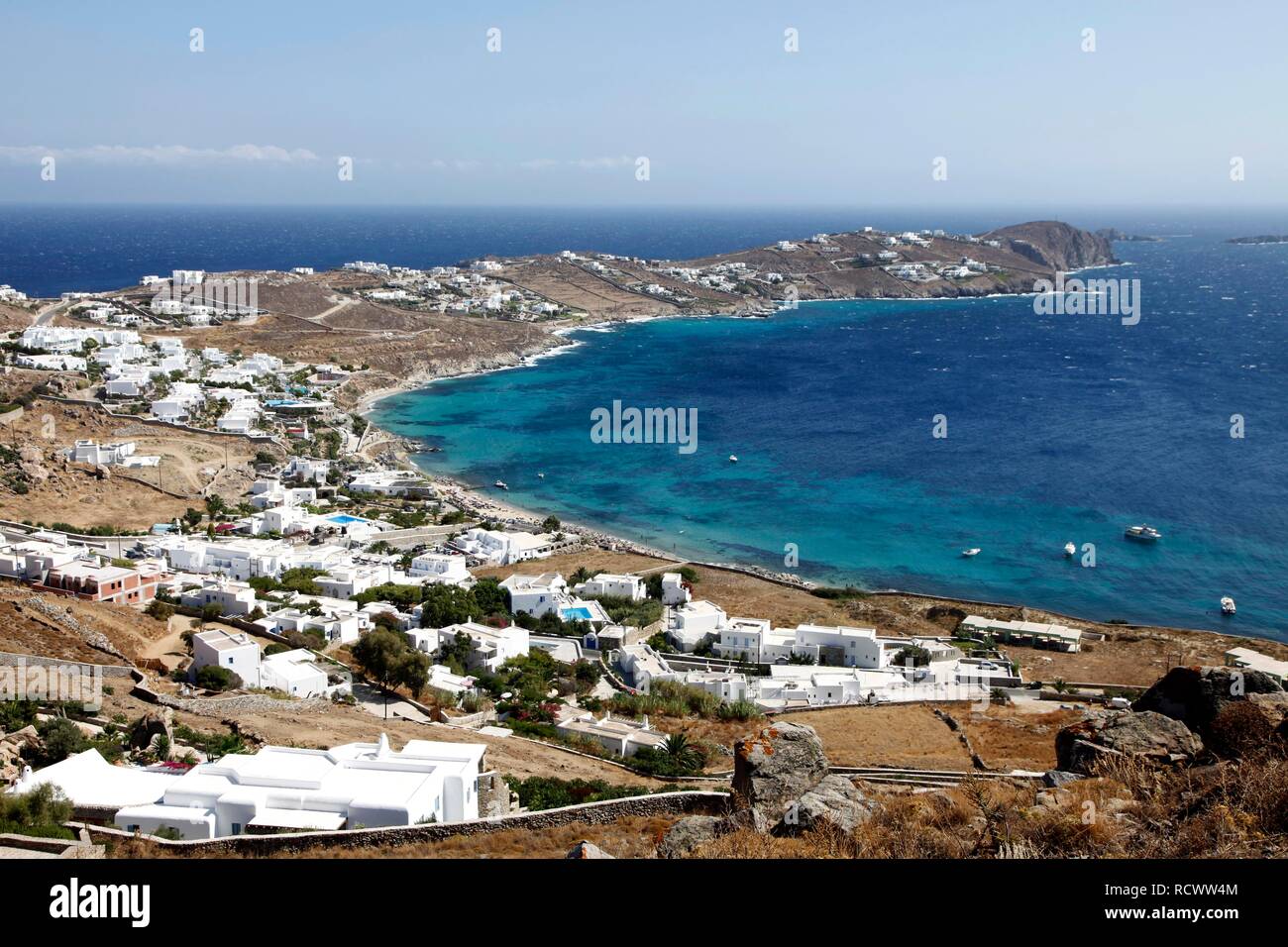 La vista della baia con molte ville di Ormos nel sud-ovest dell'isola, Mykonos, Grecia, Europa Foto Stock