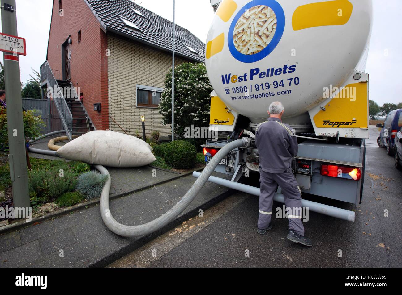 Tanker erogazione di pellet di legno di una casa privata, Erkelenz, Renania settentrionale-Vestfalia Foto Stock