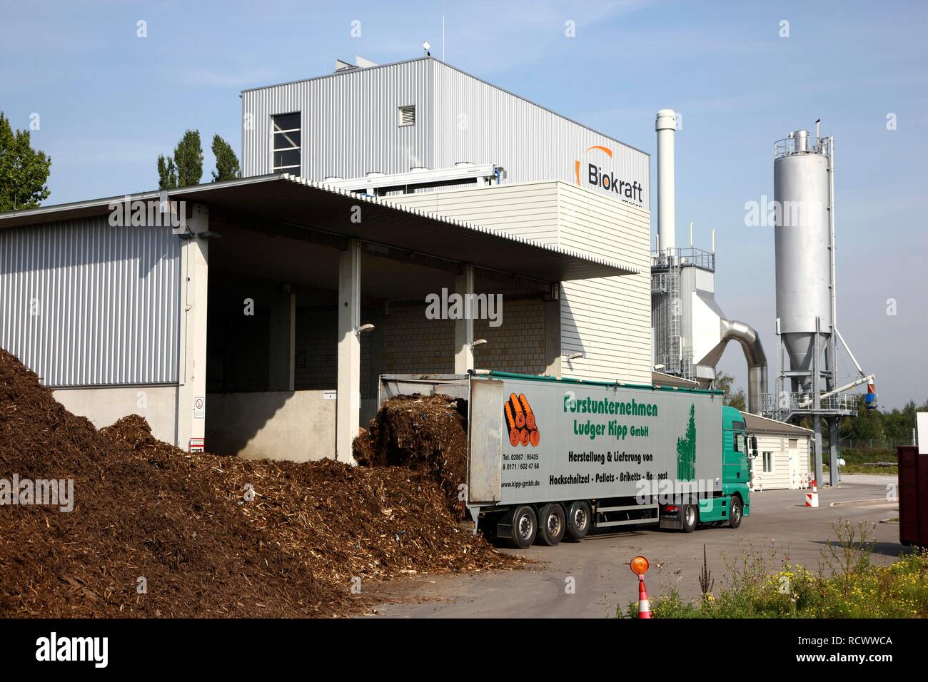 Area di consegna e il deposito temporaneo di trucioli di legno, il combustibile di biomassa impianto di cogenerazione, un impianto di cogenerazione di energia termica ed elettrica, Foto Stock