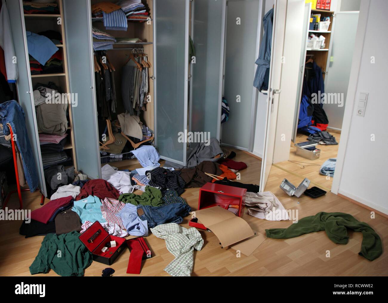 Scena di un furto con scasso, saccheggiato armadio, portagioie cancellata, cassa costretta ad aprirsi, documenti cercata attraverso Foto Stock