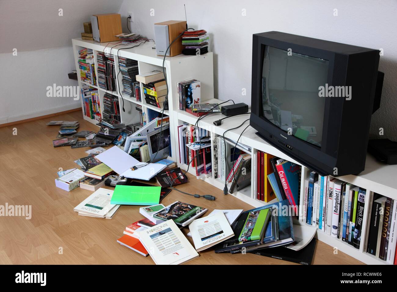 Scena di un furto con scasso, saccheggiato ripiano Foto Stock
