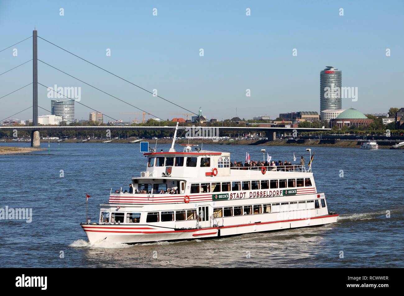 Escursione in barca sul Reno, navi, fiume Reno banche, città vecchia, Duesseldorf, nella Renania settentrionale-Vestfalia Foto Stock