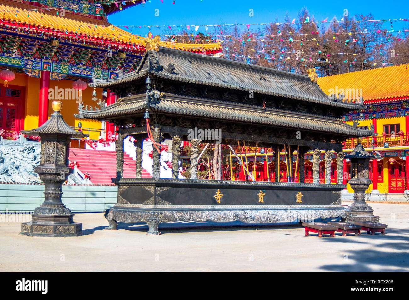 Incensiere di Lingbao tempio in Hunchun città del nord della provincia di Jilin della Cina. Un luogo popolare di turisti provenienti da regioni di frontiera della Russia e della Repubblica di Corea. Foto Stock