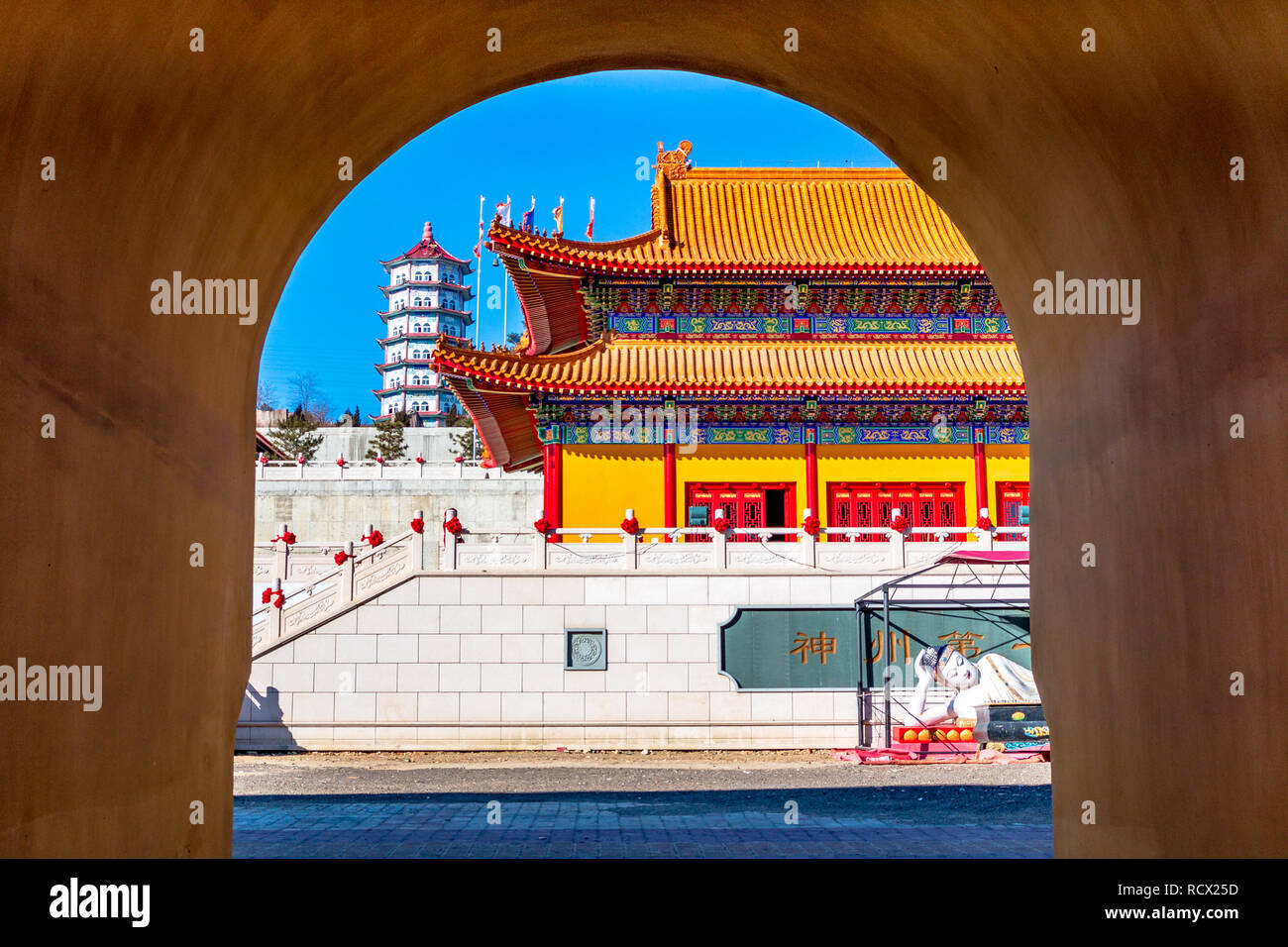 Aspetto architettonico del Tempio Lingbao in Hunchun, Cina, nel nord della provincia di Jilin. Foto Stock
