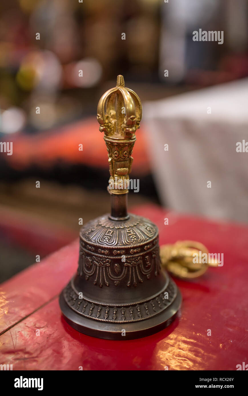 Religiosa Buddista attrezzature - Vajra Dorje e campana. Vista ravvicinata in tibetano monastero buddista in Ladakh Foto Stock