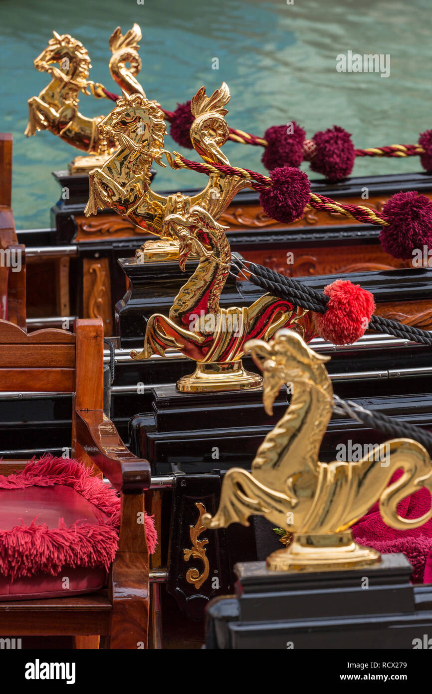 Golden dettaglio della gondola veneziana Foto Stock