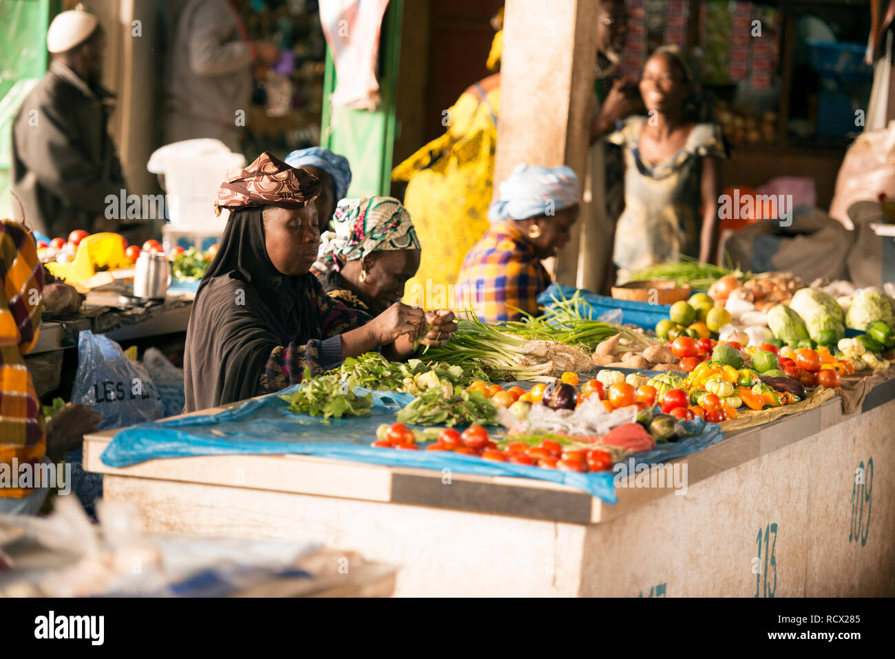 Jola indigeni Karon le donne a vendere prodotti ad un mercato in Senegal, Africa occidentale. Foto Stock