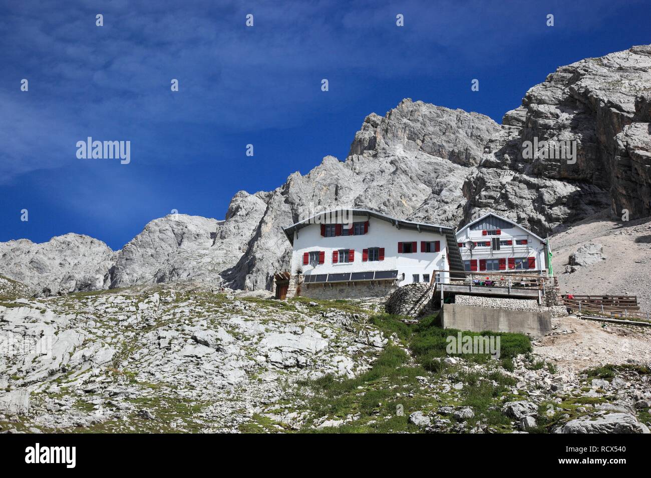 Knorr rifugio del Club Alpino Tedesco sull altopiano del Monte Zugspitze sotto il vertice, gamma di Wetterstein, Garmisch-Partenkirchen Foto Stock