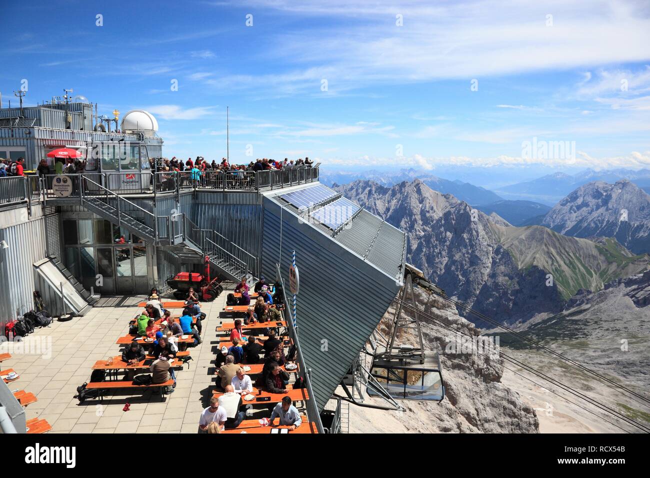 Birreria più alta in Germania con la Casa di Monaco sul Monte Zugspitze, gamma di Wetterstein, Bavaria Foto Stock