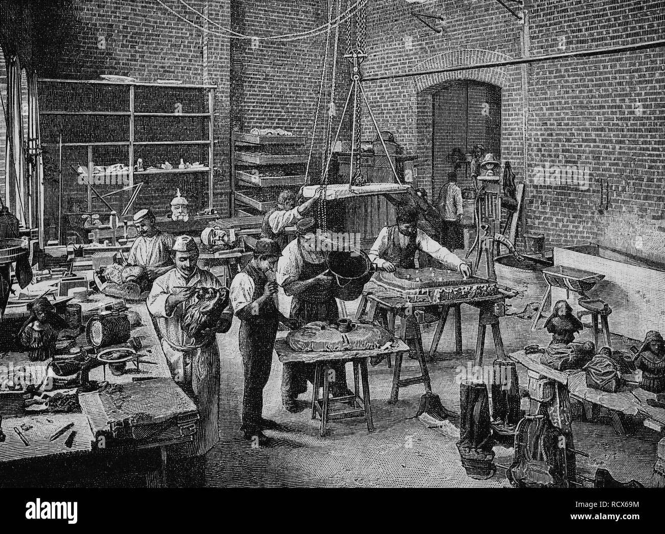 Workshop di scultura, produzione di modelli in cera, incisione su legno, circa 1880 Foto Stock