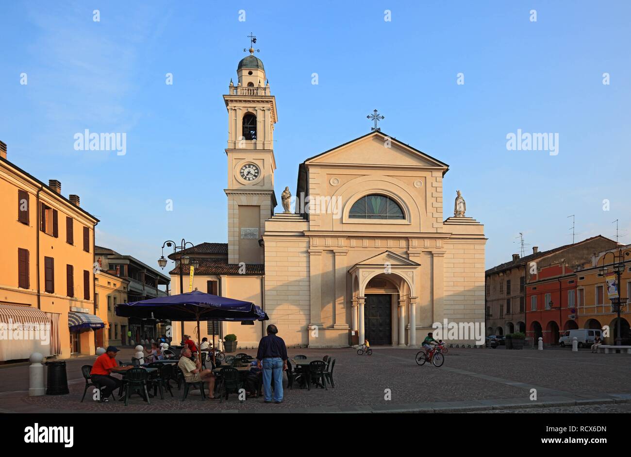 Don Camillo è la Chiesa, un film insieme a Brescello, Emilia Romagna, Italia, Europa Foto Stock