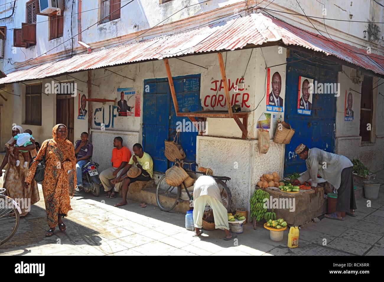 Scena di strada nel centro storico della città di Stone Town Zanzibar, Tanzania Africa Foto Stock