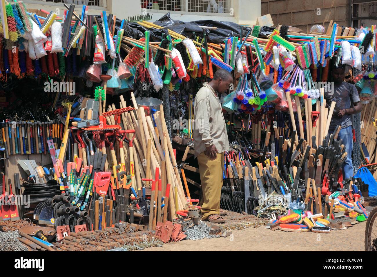 Prodotti per uso domestico mercato, Moshi, Tanzania Africa Foto Stock
