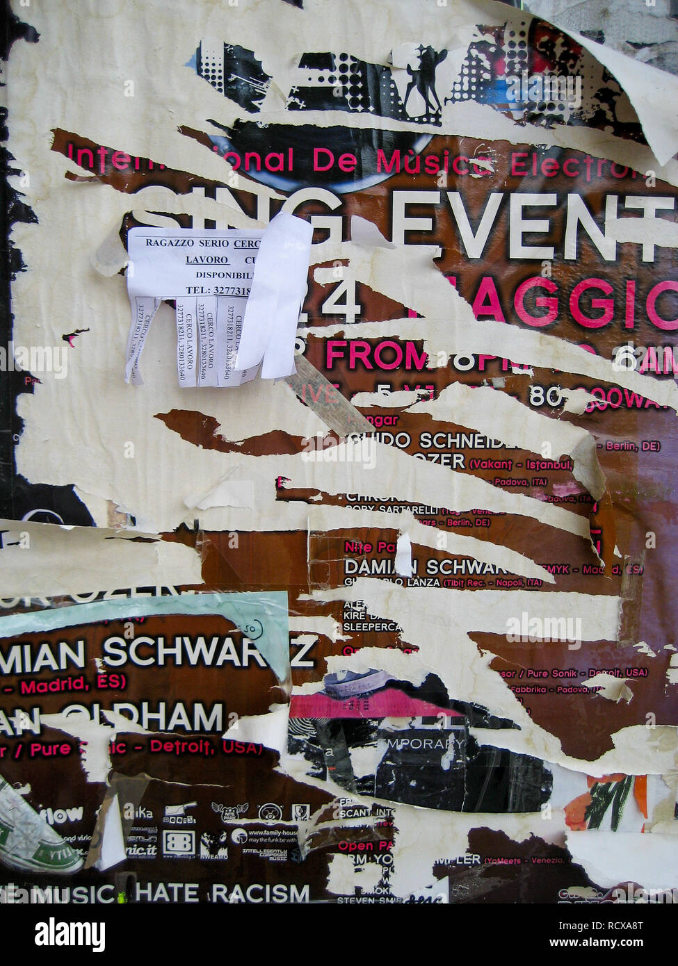Manifesti stracciati, Venezia, Veneto, Italia Foto Stock