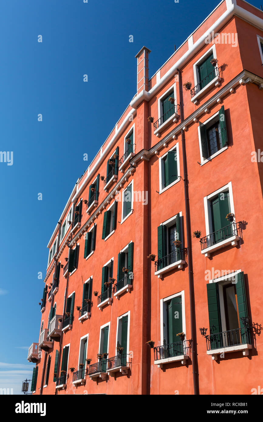 Facciata di una casa nobiliare a Venezia, Italia. Architettura veneziana dettaglio Foto Stock