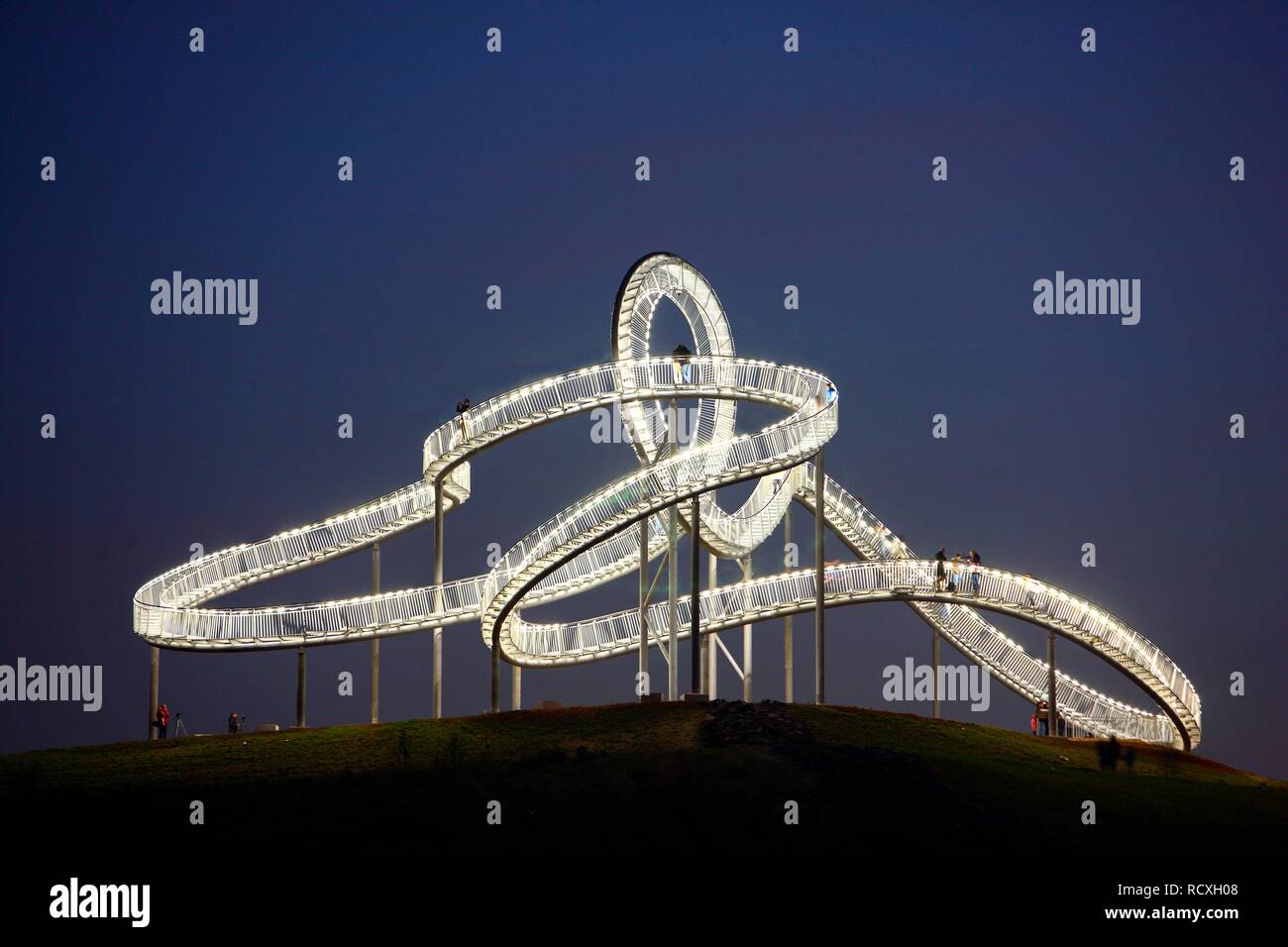 Tiger & Turtle - Magic Mountain, una pietra miliare calpestabili scultura a forma di montagne russe Foto Stock