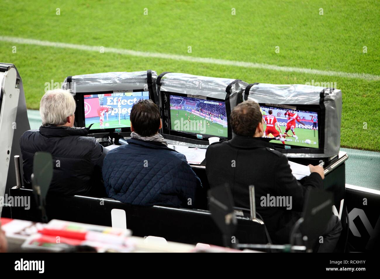 SKY PAY TV direzione immagine in corrispondenza del bordo di un campo di calcio durante una seconda league match, Fortuna Duesseldorf vs Dinamo Dresda Foto Stock