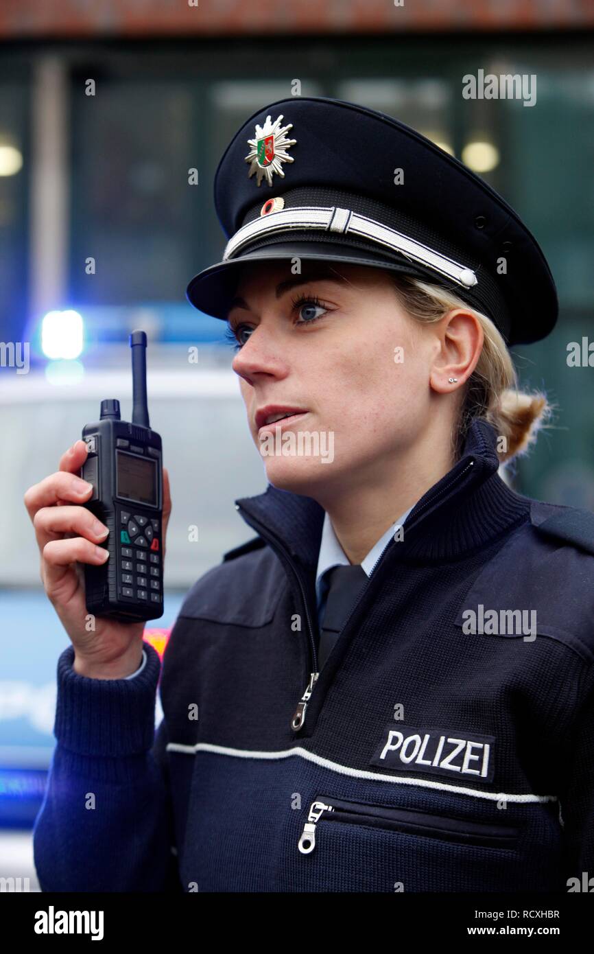 Premere il tasto Conferenza per la nuova radio digitali del NRW Polizia, tutta la forza di polizia in NRW dovrebbe essere dotato di digital Foto Stock