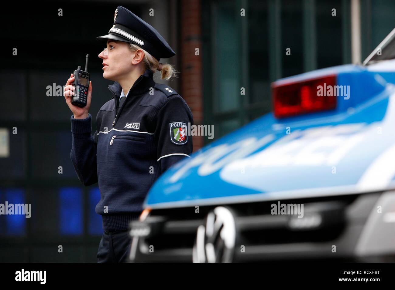 Premere il tasto Conferenza per la nuova radio digitali del NRW Polizia, tutta la forza di polizia in NRW dovrebbe essere dotato di digital Foto Stock
