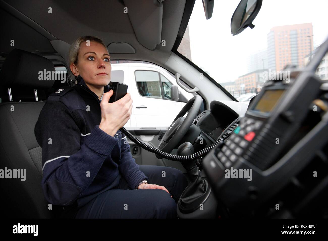 Premere il tasto Conferenza per la nuova radio digitali del NRW Polizia, tutta la forza di polizia in NRW dovrebbe essere dotato di digital Foto Stock