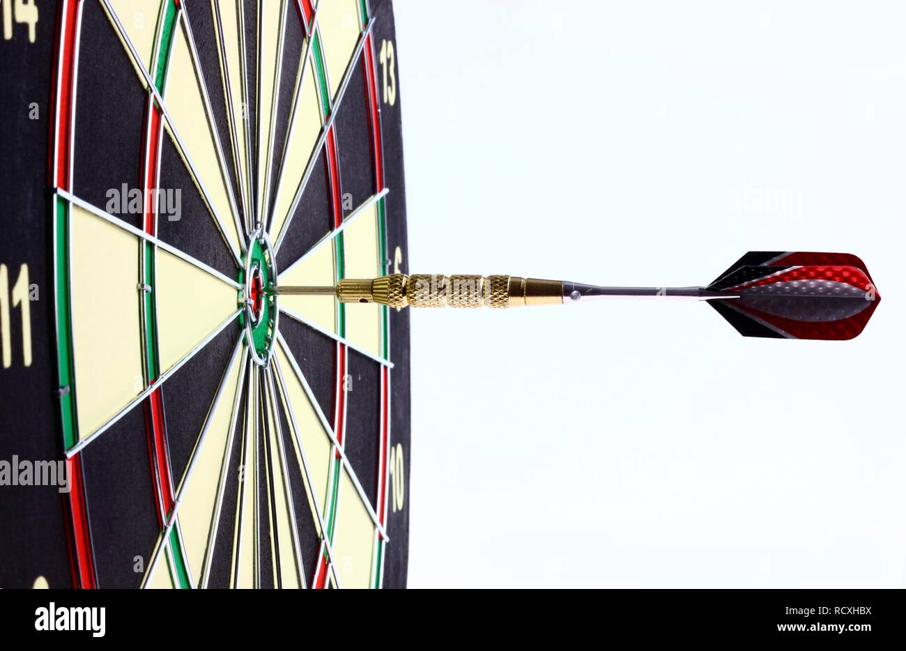 Freccette, gettando gioco, dart inceppato nel mezzo del dartboard, la bullseye Foto Stock