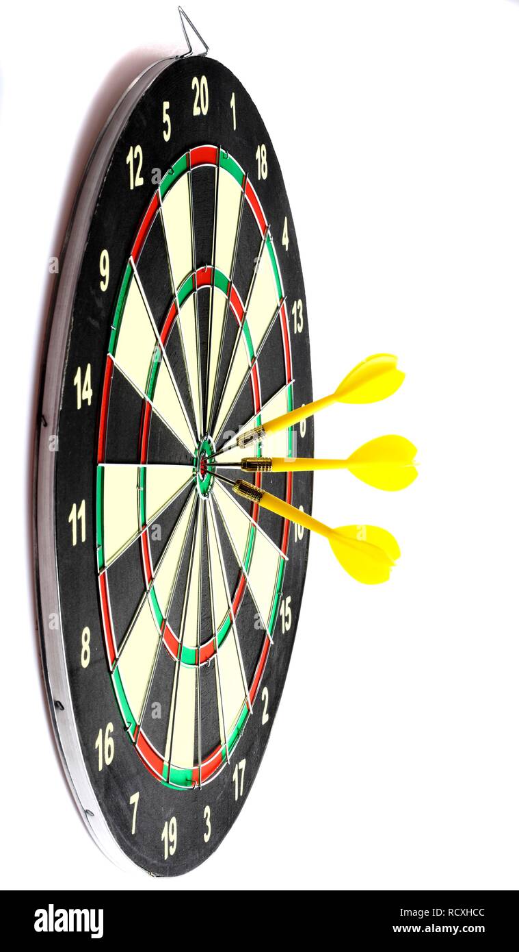 Freccette, gettando gioco, freccette inceppato nel mezzo del dartboard, la  bullseye Foto stock - Alamy