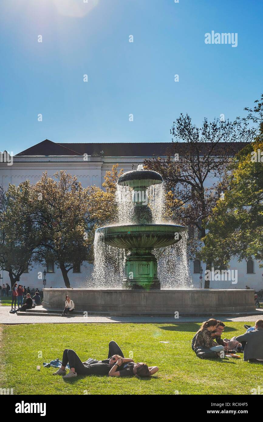 Il Geschwister-Scholl-Platz con la sua fontana, il piazzale antistante la Ludwig-Maximilians-University di Monaco di Baviera, Baviera, Baviera Foto Stock