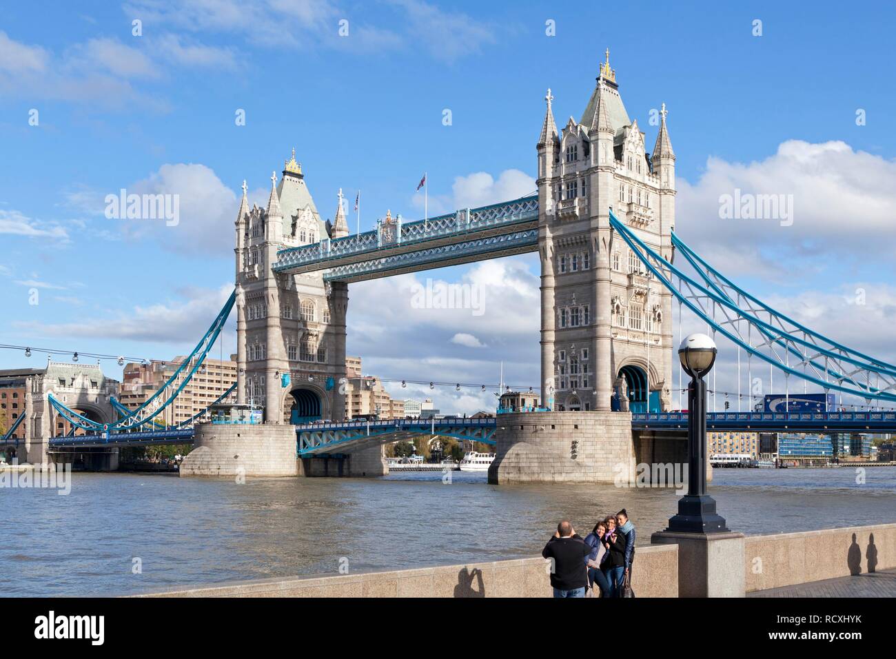 Il Tower Bridge, il fiume Thames, London, England, Regno Unito, Europa Foto Stock