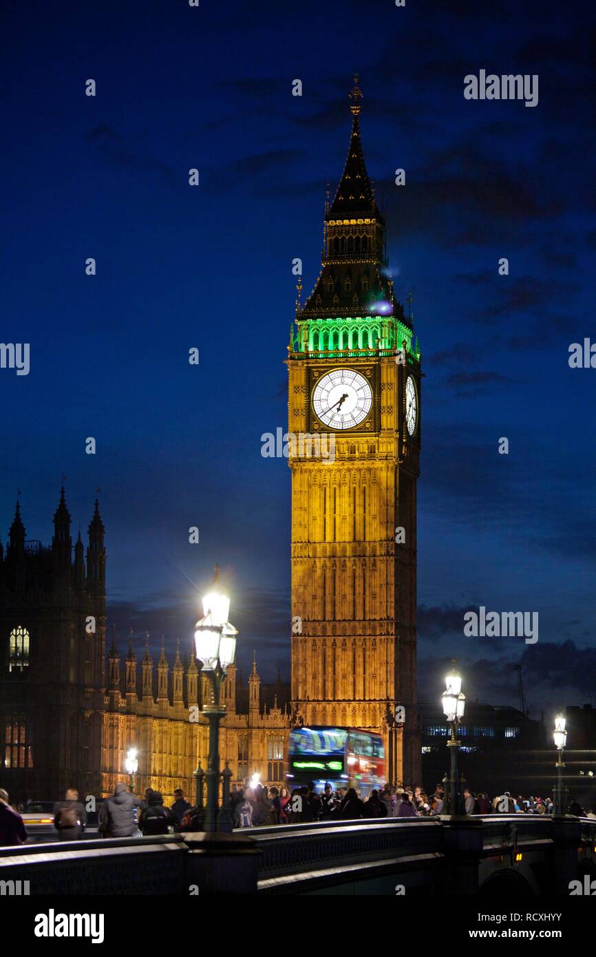 Il Big Ben e Westminster Bridge al tramonto, London, England, Regno Unito, Europa Foto Stock