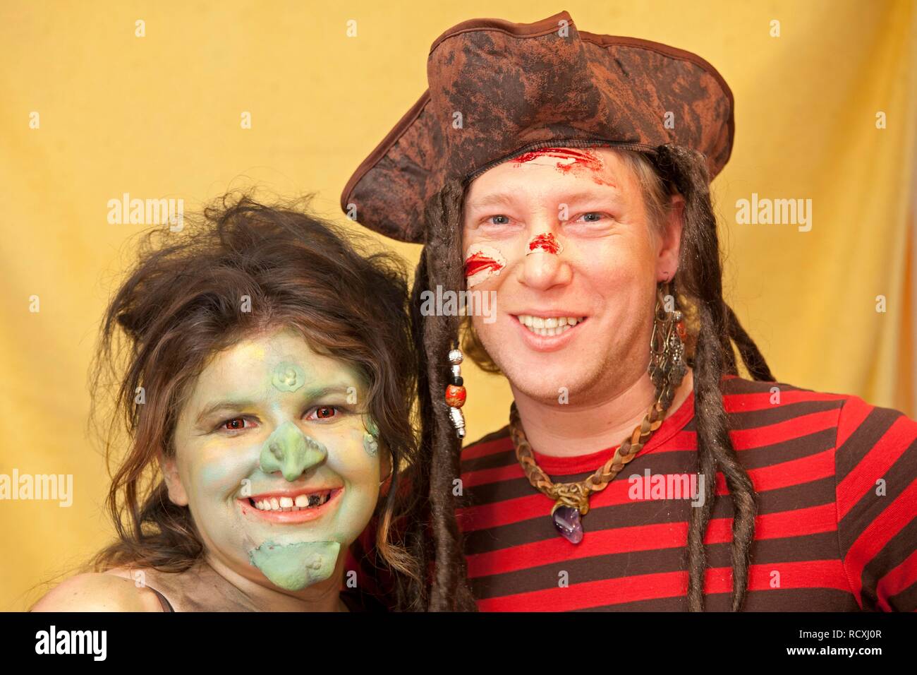 Coppia giovane in costume vestito come strega e pirata Foto Stock