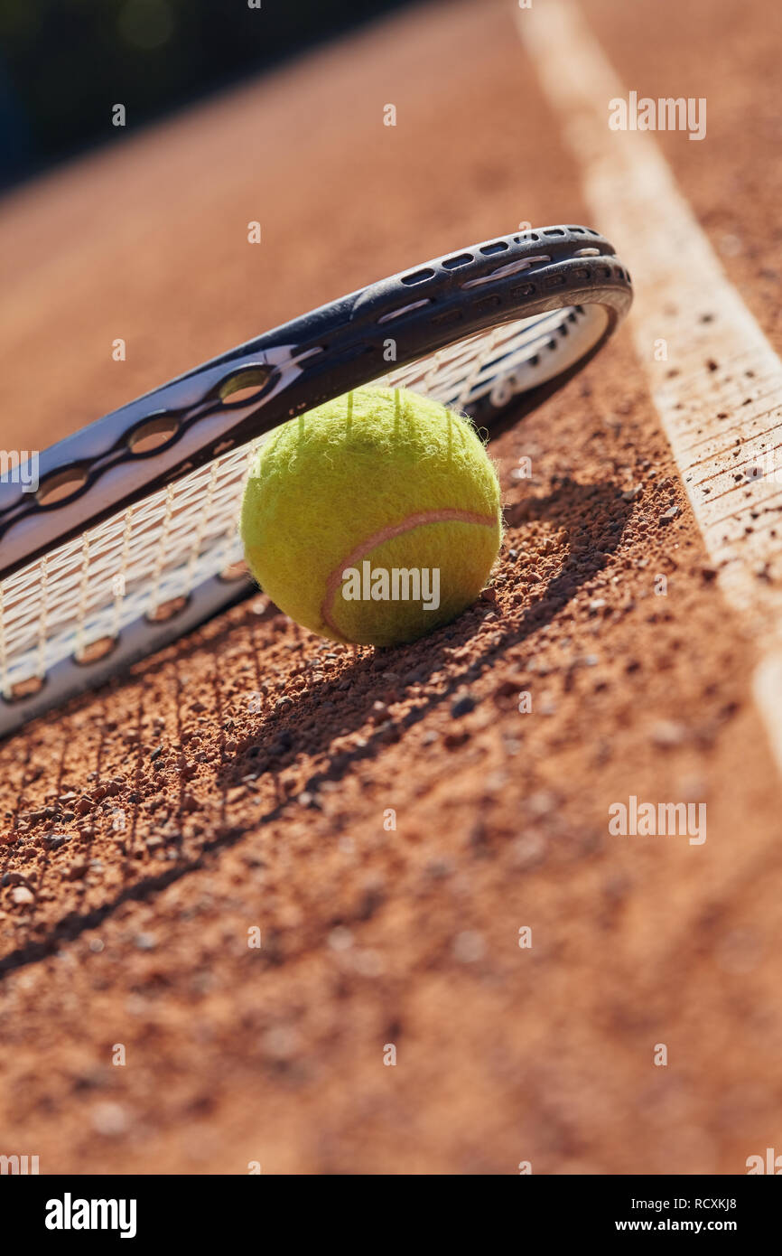Palle da tennis e delle racchette sulla corte Foto Stock