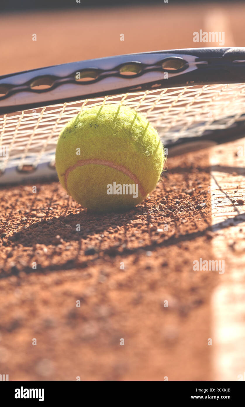 Palle da tennis e delle racchette sulla corte Foto Stock