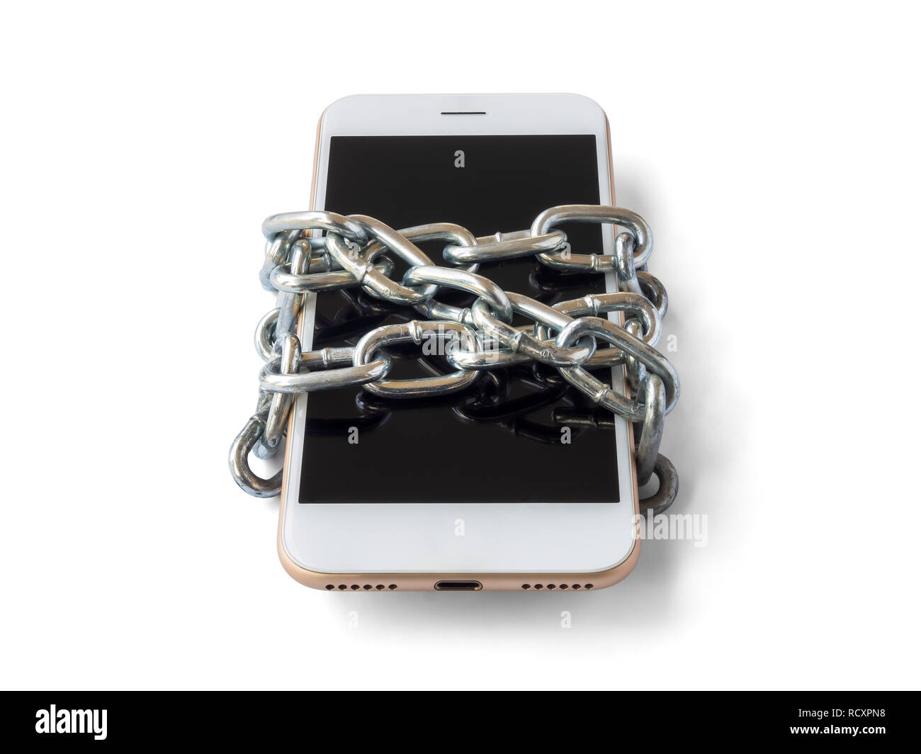 Moderno telefono cellulare con catena bloccato isolare su sfondo bianco con percorso di clipping. Concetto di rete sociale questioni, hai dimenticato la password, informazioni s Foto Stock