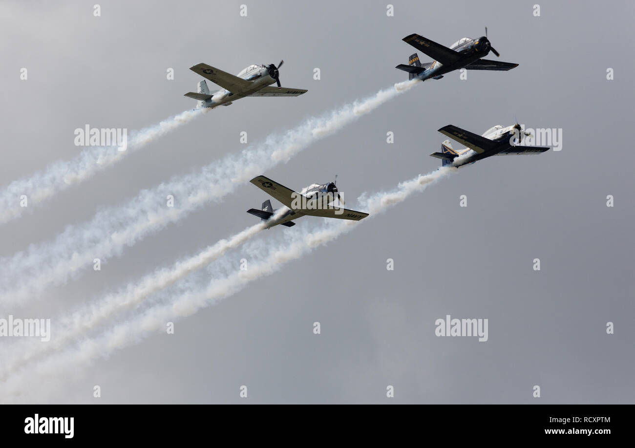 North American T-28 Trojan un motore unico trainerflying in formazione come il Team di cavalieri in un air show Foto Stock