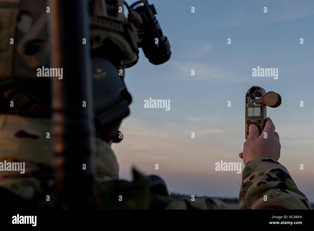 Un Royal Air Force danese zona di atterraggio il responsabile della sicurezza assume la velocità del vento misurazioni prima di un danese C-130J Super Hercules in atterraggio a Campo sei su Eglin Air Force Base Fla., Gennaio 15, 2019, durante l'esercizio guerriero smeraldo 19. Il Guerriero di smeraldo 19 fornisce annuale di realistico e pertinente di pre-formazione di distribuzione che comprenda più comune di aree operative per la preparazione di forze per le operazioni speciali, forza convenzionale abilitatori, Nazioni partner e elementi interagenzie per integrare con ed eseguire uno spettro completo di operazioni speciali in una complessa ed incerta guerra irregolare sicurezza ambiente utilizzando tutti un Foto Stock