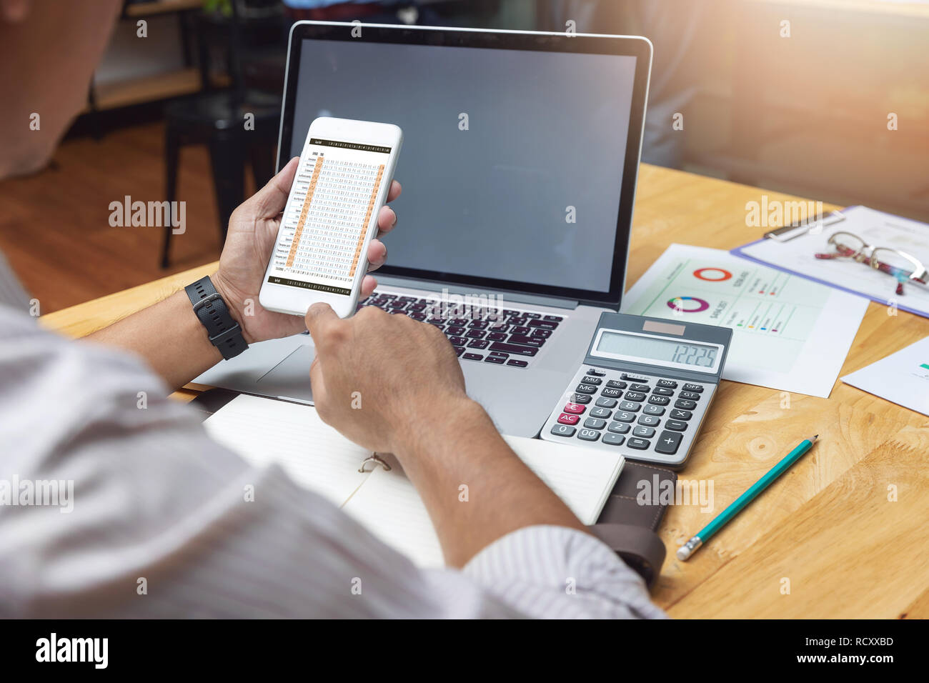Affari e finanza concetto di office di lavoro,il lavoro di squadra di imprenditore utilizza lo smartphone e discutere di investimenti business plan in ufficio Foto Stock