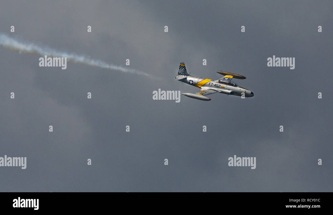 Lockheed T-33 Shooting Star un American getto subsonico trainer in volo air show Foto Stock